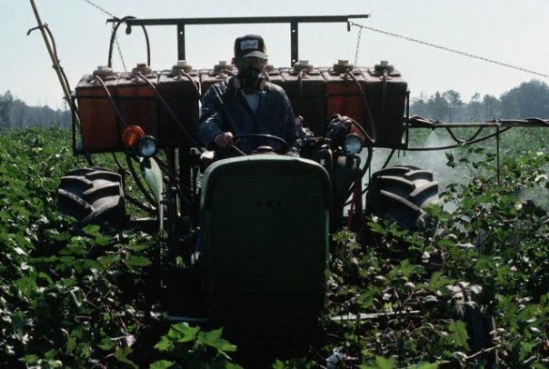 Mechanická aplikace pesticidů v USA, Mississippi. Je nutný dýchací přístroj.